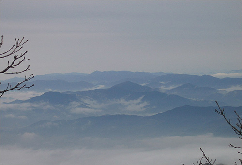 운무가 감싼 지리산. 전남 구례와 전북 남원, 경남 하동, 산청, 함양은 지리산의 이름으로 한 권역을 이루고 있다. 